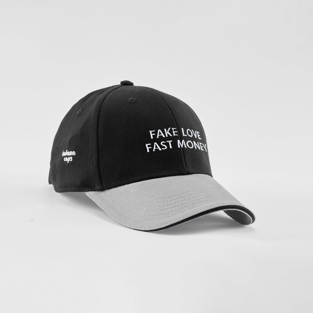 Cappellino bicolore in caldo cotone "Fake love, fast Money"